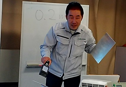 実験を交えて静電気安全対策の講義を行う鈴木孝講師