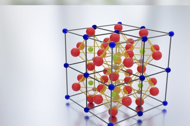 ペロブスカイト太陽電池が注目される理由とは？構造と変換効率を結晶シリコン系との比較で解説