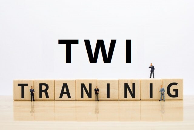 【TWIの要点解説】TWI (監督者向け企業内訓練) の指導法と特徴は？製造業の人材育成で再注目